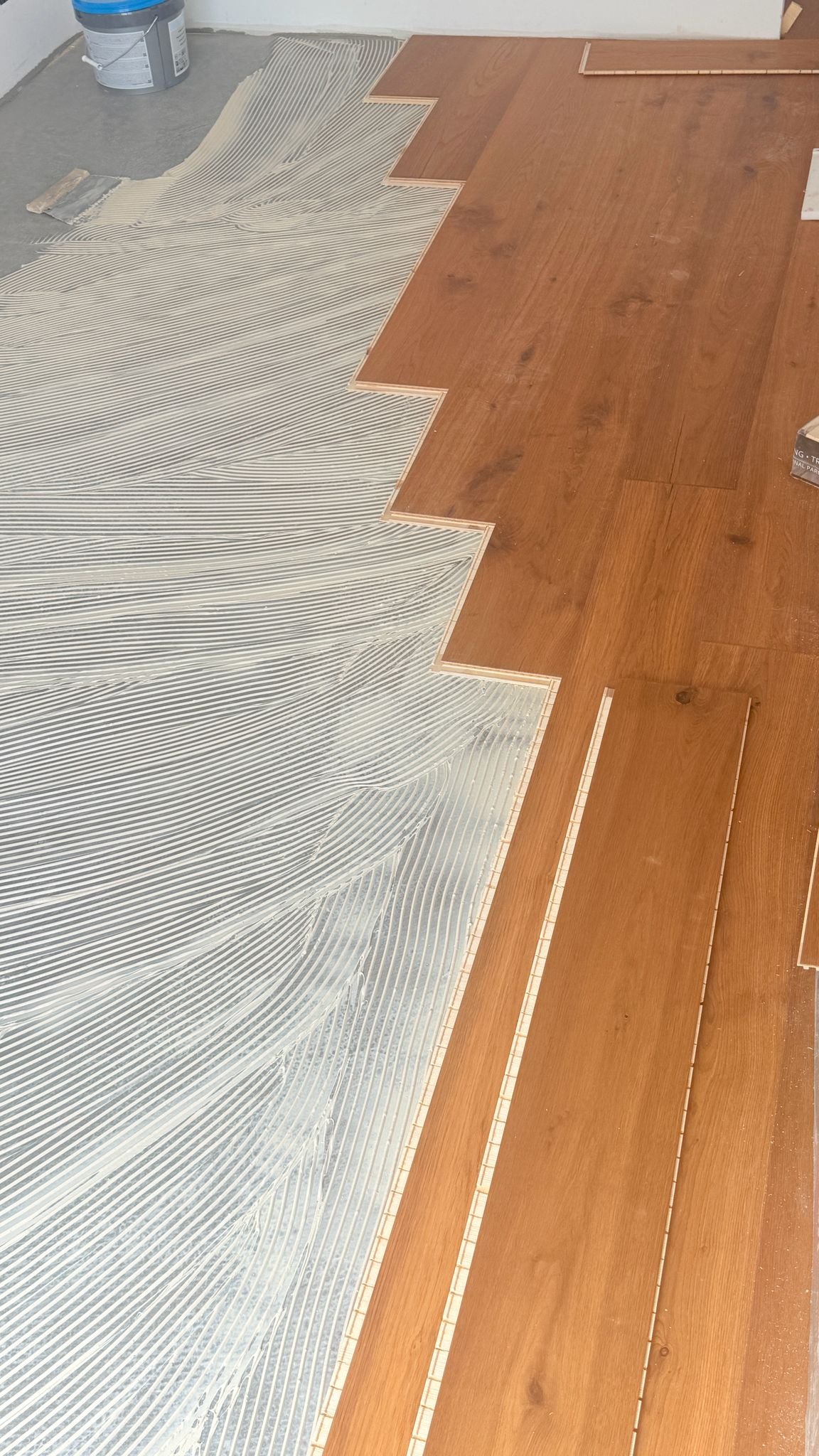 Parkett Verlegung während der Arbeit